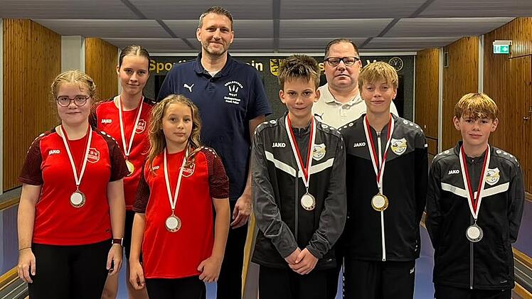 Die Teilnehmer der Altersklasse U14 mit der erfolgreichen m&auml;nnlichen Riege des TSV Gestungshausen (schwarze Trainingsanz&uuml;ge) und den Lahmer M&auml;dels, die den Sieger unter sich ausmachten. Andreas Kleiber