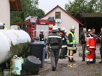 Mit siebzig Leuten war die Feuerwehr vor Ort, um den Schwelbrand auf dem Anwesen des stellvertretenden Kreisobmanns des Bayerischen Bauernverbandes Gerhard Reif zu löschen. Foto: Sonja Adam