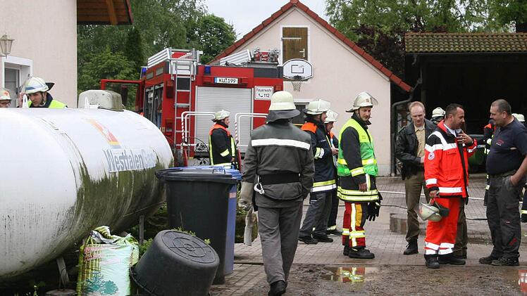 Mit siebzig Leuten war die Feuerwehr vor Ort, um den Schwelbrand auf dem Anwesen des stellvertretenden Kreisobmanns des Bayerischen Bauernverbandes Gerhard Reif zu löschen. Foto: Sonja Adam