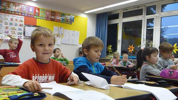 Zu Beginn werden gemeinsame Aufgaben gelöst, alle können mitmachen. Danach werden die Schüler in Gruppen aufgeteilt.