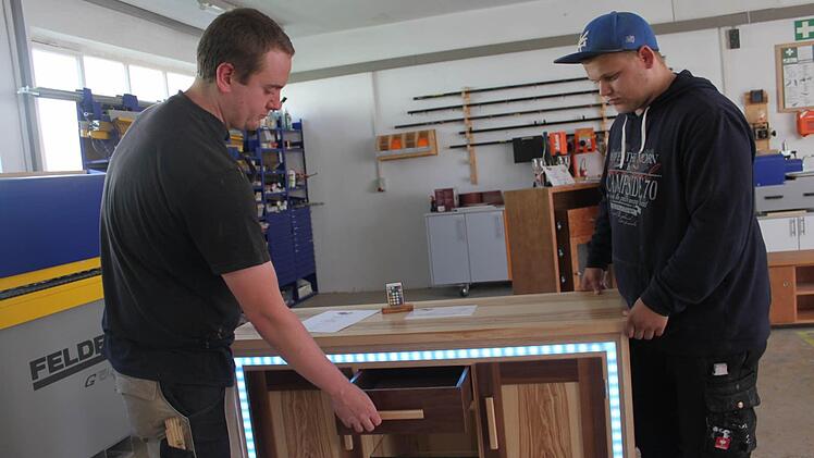 Daniel Engelhardt und Pascal Liebich bekamen für ihre Gesellenstücke eine Belobigung seitens der Handwerkskammer. Foto: Veronika Schadeck