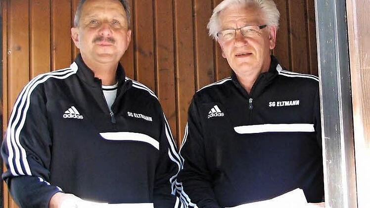Viele Stunden verbringen Stefan Pflaum (links) und Wolfgang Krug seit vielen Jahren schon in einer Saison im Kassenhäuschen der SG Eltmann. "Ein solches Ehrenamt kann man aber nur ausführen, wenn man mit Herzblut dabei ist und an seinem Verein hängt", betont Pflaum.  Foto: Ralf Naumann