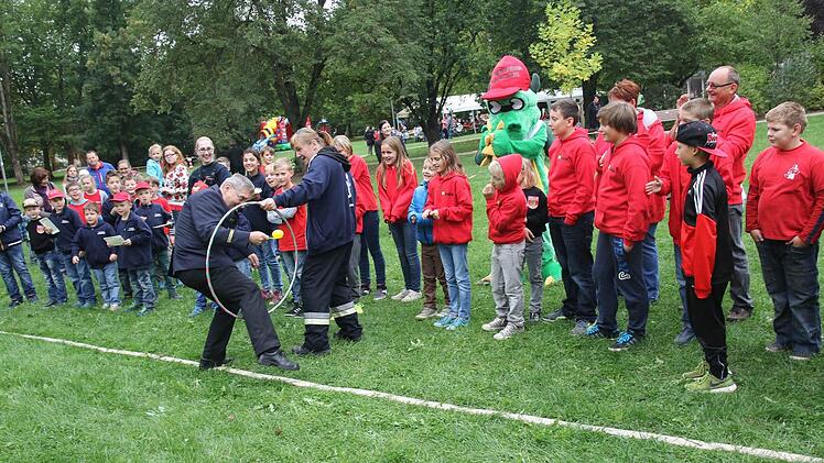 Durch den Hula-Hoop Reifen kam KBR Manfred Lorenz ohne Probleme. Foto: Michael Stelzner