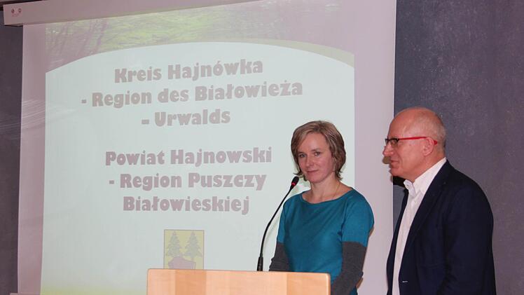 Landrat Miroslaw Romaniuk und Dolmetscherin Lucyna Lewczuk stellten den Kreis Hajnówka vor.  Foto: Friedwald Schedel