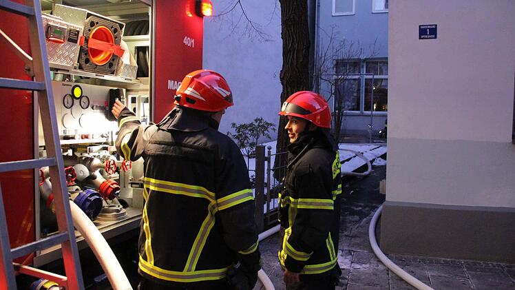 Von der Nägleinsgasse aus drangen Feuerwehrleute in das Gebäude Spitalgasse 1 ein. Foto: Jochen Berger