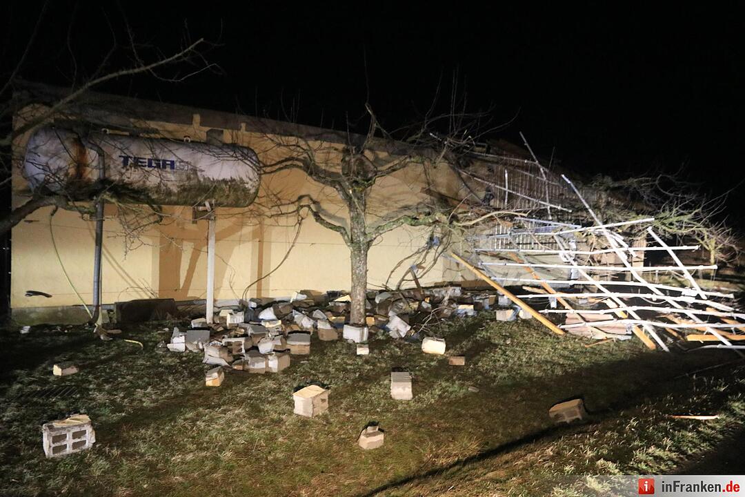 Katastrophenfall nach Tornado ausgerufen - Rund 53 Häuser in Kürnach teils schwer beschädigt