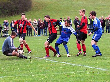 SV Reitsch - FC Wallenfels: Der Reitscher Torh&uuml;ter Kevin M&uuml;ller reagiert bei einem Schuss der G&auml;ste gekonnt und kann den Ball parieren. Ferit Bicak und Julian Leipold (blaues Trikot, rechts) haben das Nachsehen.  Foto: Michael Seegenschmiedt