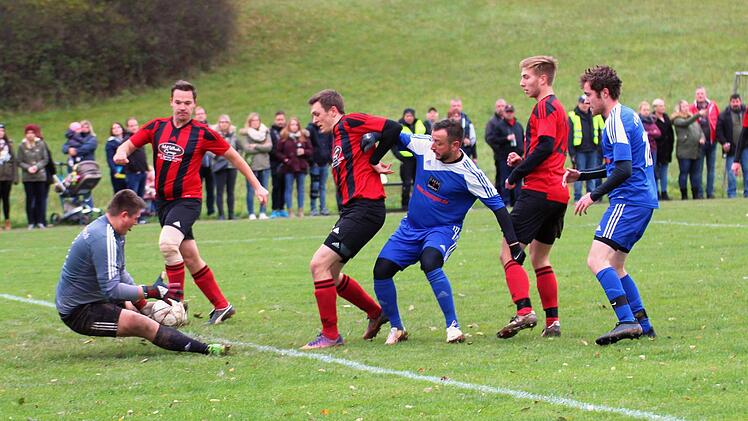 SV Reitsch - FC Wallenfels: Der Reitscher Torh&uuml;ter Kevin M&uuml;ller reagiert bei einem Schuss der G&auml;ste gekonnt und kann den Ball parieren. Ferit Bicak und Julian Leipold (blaues Trikot, rechts) haben das Nachsehen.  Foto: Michael Seegenschmiedt