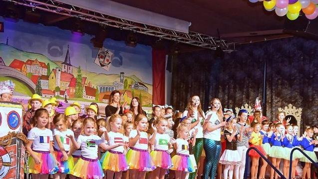 In Hirschaid wurde in der Jahn Halle kräftig Fasching gefeiert. Foto: Daniel Lodes