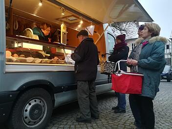Monika Rückel von der Metzgerei Lamm in Geiselwind steht in ihrem mobilen Verkaufsstand in Burgwindheim. Fotos: Diana Becht-Zwetkov