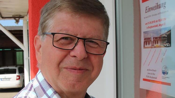 Der Burgkunstadter DLRG-Vorsitzende Werner Schneider vor dem neuen Schulungs- und Einsatzzentrum, das am 1. September mit einer Festveranstaltung eingeweiht werden soll.Matthias Einwag