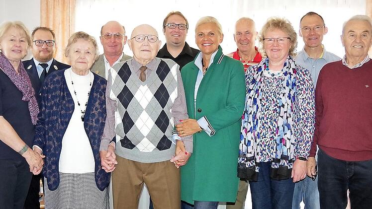 Rudolf Stauch (Fünfter von links) mit seiner Familie und Bürgermeisterin Susanne Grebner (Fünfte von rechts).  Foto: Heike Schülein