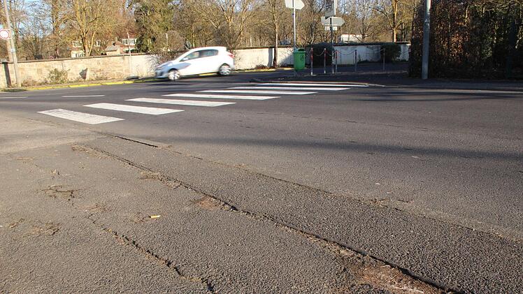 Gehweg und Fahrbahn in der Karlsbergstraße sind in schlechtem Zustand.Heike Beudert