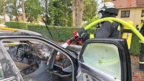 Auch die Feuerwehr konnte den Totalschaden an dem in Brand geratenen BMW nicht mehr verhindern. Foto: Marco Meißner