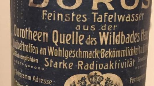 Eine absolute Rarität ist das Papieretikett auf der Flasche. "Doros" hieß dieses "feiste Tafelwasser aus der Dorotheen Quelle" des Wildbades. Und was immer damit gemeint war: Der Begriff "Radioaktivität" hatte zu Beginn des vergangenen Jahrhunderts natürlich eine völlig andere Bedeutung als heute. Diese "Radioaktivität" sollte zum Beispiel wirksam sein bei Bluthochdruck und Arthritis.