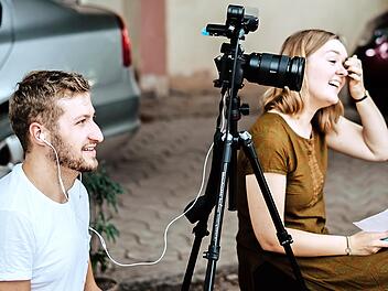Die Steuerungsgruppe Fairtrade-Stadt Haßfurt zeigt am 12. Juni den Film „Tausche T-Shirt gegen Hoffnung“ von Sarah und Jonathan Ziegler (im Bild) in der Stadthalle Haßfurt.