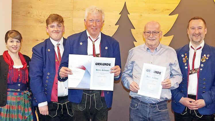 Bei den Ehrungen des Musikvereins Neukenroth (von links): Musikbund-Kreisvorsitzender Wolfgang Müller, Zweite Vorsitzende Stephanie Schmitt, die Geehrten Anton Männlein, Heinz Schwarz und Hans Rebhan sowie Dirigent Roman Steiger und Vorsitzender Julian Kaim