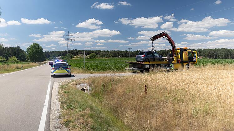 Auto kollidiert beim &Uuml;berholen mit abbiegendem Traktor: Zwei Verletzte