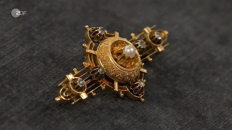 Die goldene Barbrosche mit Diamantrosen und einer Perle aus der Zeit zwischen 1880 und 1890 sch&auml;tzte die Expertin auf 600 bis 800 Euro.