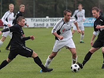Nach langer Verletzungspause steht Kapitän Daniel Rinbergas (Mitte) möglicherweise erstmals wieder im Kader des FC Sand.