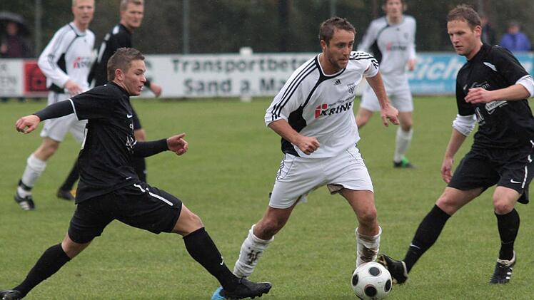 Nach langer Verletzungspause steht Kapitän Daniel Rinbergas (Mitte) möglicherweise erstmals wieder im Kader des FC Sand.