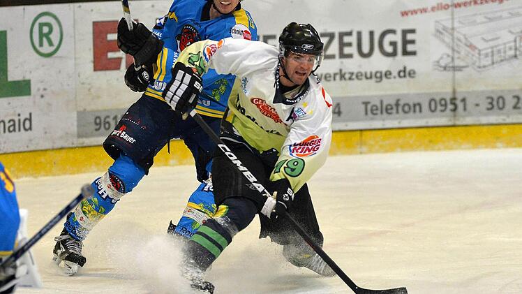 Daniel Jun (am Puck) verletzte sich schon nach wenigen Minuten, biss aber auf die Zähne.  Foto: Archiv
