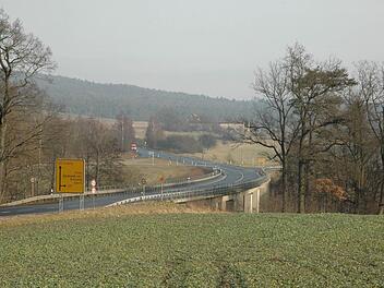 In diesem Bereich neben der B 303 an der Pfaffendorfer Brücke könnte eine Hochspannungsstromtrasse vorbeilaufen.  Foto: Schmidt