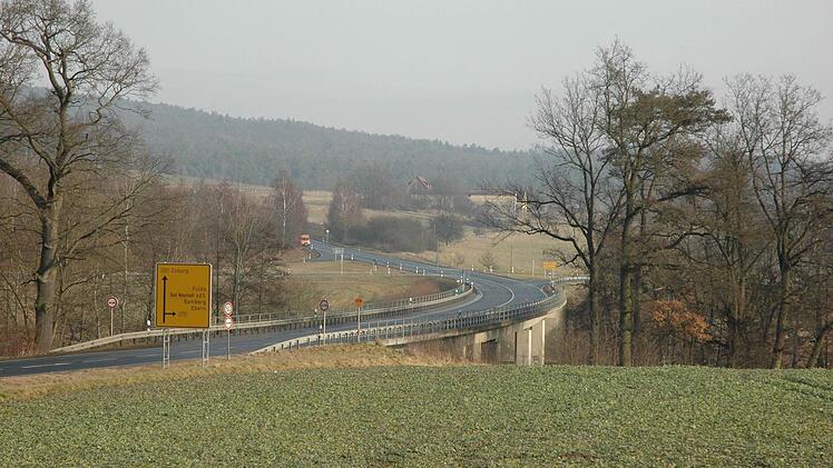 In diesem Bereich neben der B 303 an der Pfaffendorfer Brücke könnte eine Hochspannungsstromtrasse vorbeilaufen.  Foto: Schmidt