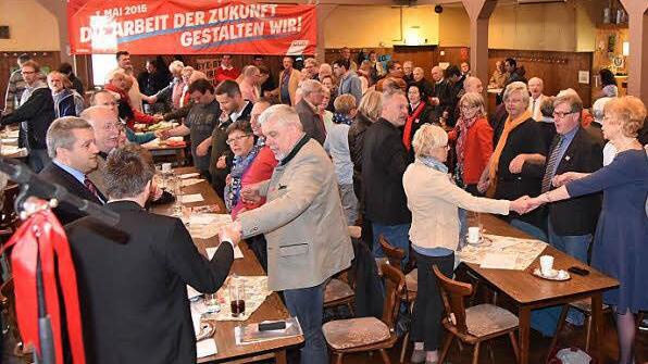 "Brüder, in eins nun die Hände" heißt es im traditionellen Abschlusslied "Brüder, zur Sonne".  Fotos: Gabi Arnold