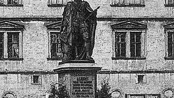 Der Markt um 1900: Am Albert-Denkmal ist ein Zaun. Foto: CT-Archiv