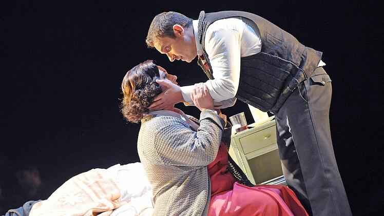 Szene aus der Wiederaufnahme von "La Bohème Szene aus der Wiederaufnahme von "La Bohème" in Coburg. Foto: Andrea Kremper" in Coburg. Foto: Andrea Kremper