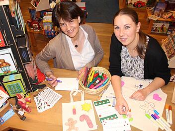 Birgit Brehm und Michaela Kronester freuen sich schon aufs Taschen bemalen. Stifte und Materialien liegen schon bereit. Foto: Sabine Memmel