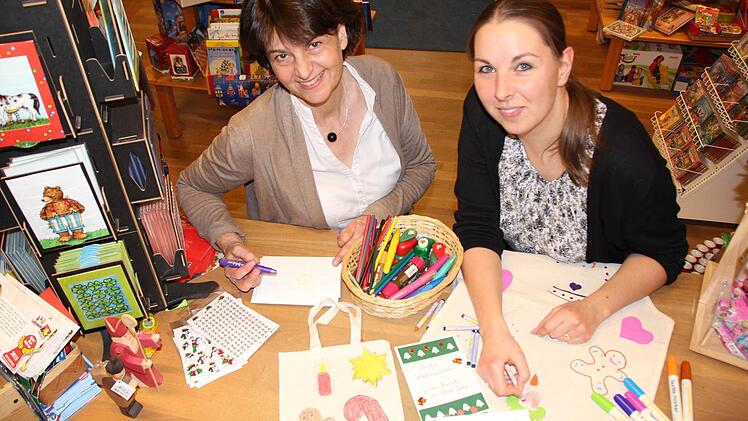Birgit Brehm und Michaela Kronester freuen sich schon aufs Taschen bemalen. Stifte und Materialien liegen schon bereit. Foto: Sabine Memmel