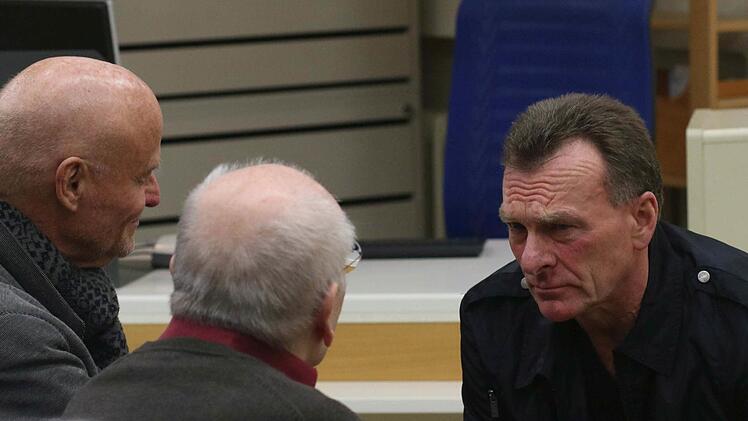 Manfred Kern und Harry Düll (Gitarre) gestalteten eine musikalische Lesung in der Stadtbücherei. Fotos: Jochen Berger