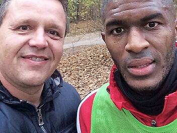 FC-Abteilungsleiter Frank Gareus nach dem Waldlauf der Burker Mannschaft mit Anthony Modeste. Bei frühsommerlichen Temperaturen kam sogar der Bundesliga-Star ins Schwitzen.  Foto: privat