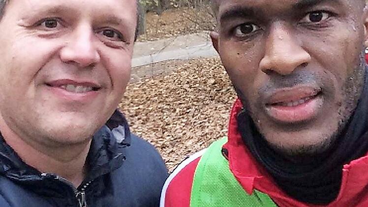 FC-Abteilungsleiter Frank Gareus nach dem Waldlauf der Burker Mannschaft mit Anthony Modeste. Bei frühsommerlichen Temperaturen kam sogar der Bundesliga-Star ins Schwitzen.  Foto: privat