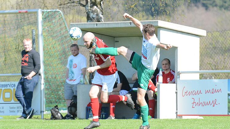 Ein gefährliches Spiel auf Augenhöhe wagt dieser Akteur des FC Untererthal mit einem Kollegen aus Bad Brückenau. Foto: ssp