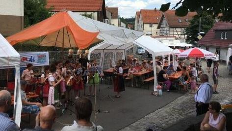 Die Musikschule Bad Brückenau trat gleich mit mehrern Gruppen beim Lindenfest auf. Foto: Ralf Gundelach