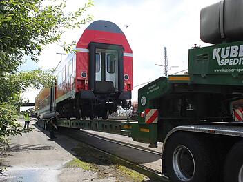 Über eine Schienenrampe wurde der Waggon auf den Tieflader gezogen.Fotos: Hans Kurz