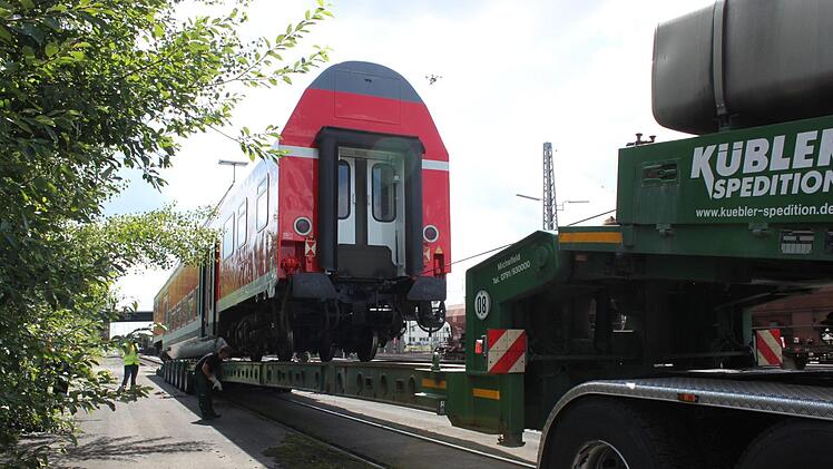 Über eine Schienenrampe wurde der Waggon auf den Tieflader gezogen.Fotos: Hans Kurz