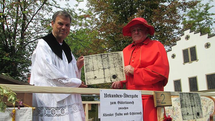 Den Gütertausch zwischen Fulda und Echternach beurkundeten Walter Hofmann (l.) und Horst Matzka als Kirchliche Würdenträger. Foto: Winfried Ehling