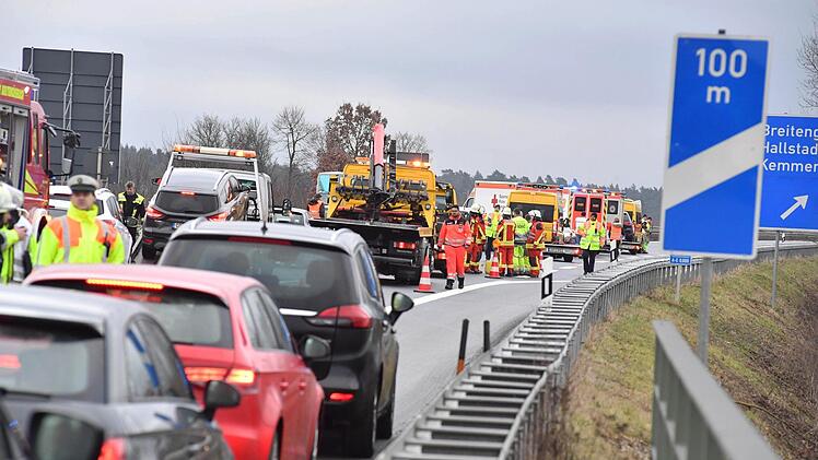 Auf der A73 kam es am Dienstagmorgen in Fahrtrichtung Bamberg zu einem schweren Verkehrsunfall bei Breitengüßbach.  Foto: Ronald Rinklef