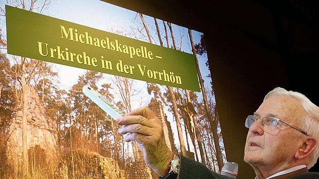 Der fr&uuml;here Kreisheimatpfleger Bertram Becker schilderte im Erz&auml;hlcaf&eacute; des  Seniorenzentrums Sankt Elisabeth, wie die Kirchenruine auf dem Michelsberg  saniert wurde.    Foto: Dieter Britz