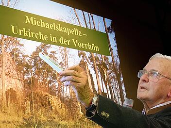 Der frühere Kreisheimatpfleger Bertram Becker schilderte im Erzählcafé des  Seniorenzentrums Sankt Elisabeth, wie die Kirchenruine auf dem Michelsberg  saniert wurde.    Foto: Dieter Britz