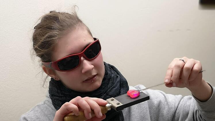 Glasbläserin Johanna Barth bei der Arbeit.Marion Eckert