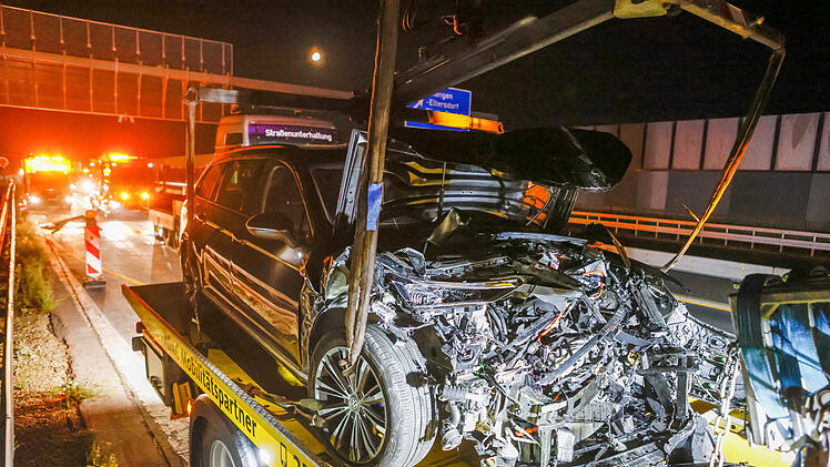 A73 bei Erlangen: Autofahrer kracht betrunken in Warnanh&auml;nger - Baustelle &uuml;bersehen