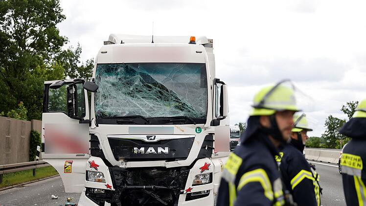 Erlangen: Unfall mit drei Lkw auf A3 - zwei Personen verletzt