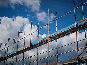 Baugerüst in Nürnberg fällt um und trifft Frau am Kopf Baugerüst in Nürnberg fällt um und trifft Frau am Kopf