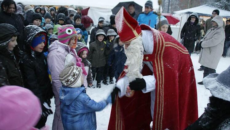 Viel Respekt haben die Kleinen vor dem Nikolaus.