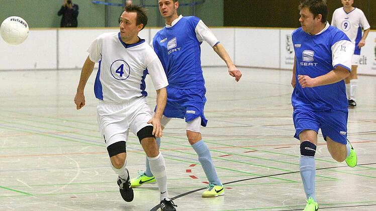 Zwei Melkendorfer heften sich an die Fersen des Marktleugaster Spielertrainers Michael Stöcker.